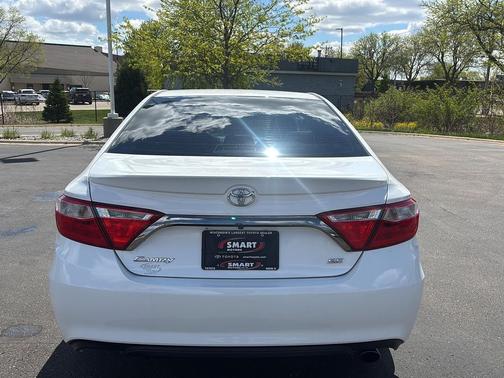 Super White 2015 Toyota Camry SE