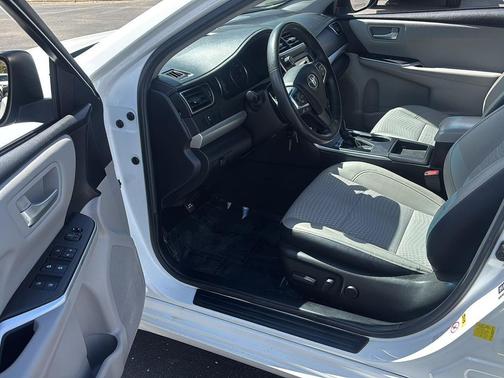 Super White 2015 Toyota Camry SE
