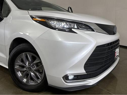 2023 Toyota Sienna XLE 8 Passenger