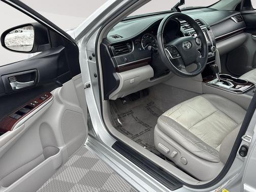 Classic Silver Metallic 2014 Toyota Camry XLE