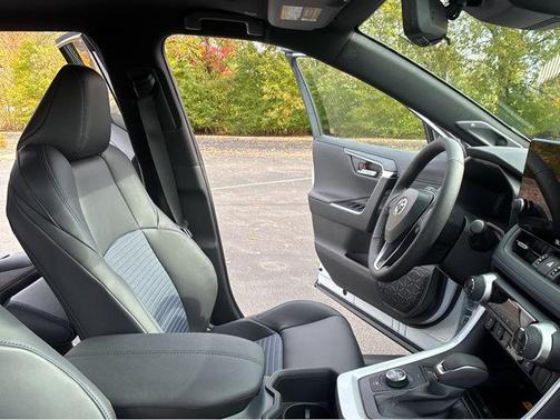 2025 Toyota RAV4 Hybrid SE