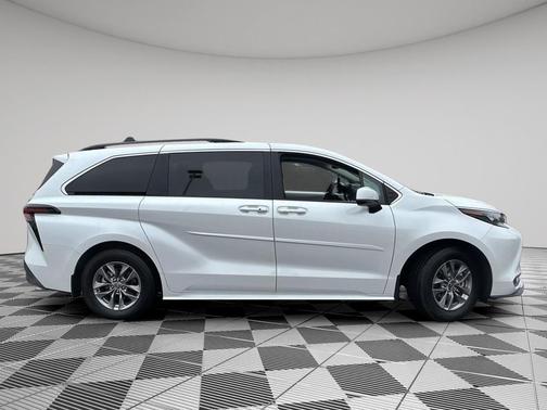 2025 Toyota Sienna XLE