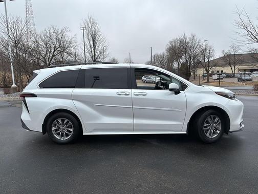 2025 Toyota Sienna XLE