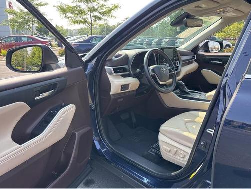 2022 Toyota Highlander Hybrid XLE