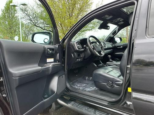 Midnight Black Metallic 2019 Toyota Tacoma TRD Off Road