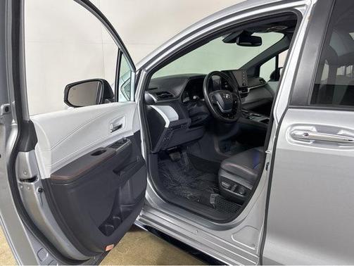 2022 Toyota Sienna XSE 7 Passenger