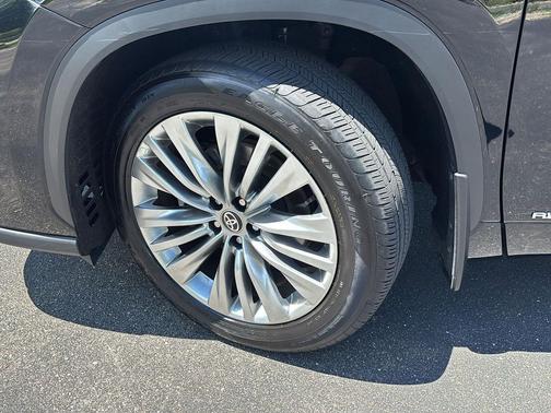 Midnight Black Metallic 2026 Toyota Highlander Hybrid Platinum