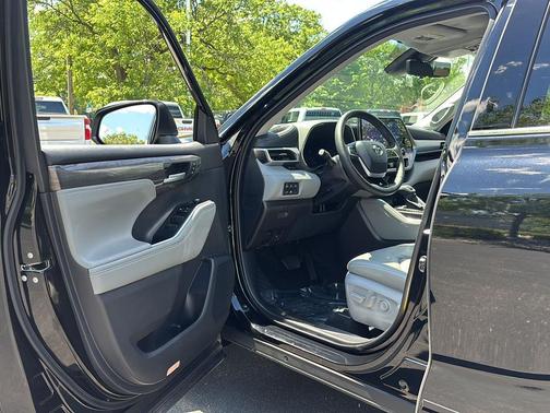 Midnight Black Metallic 2026 Toyota Highlander Hybrid Platinum