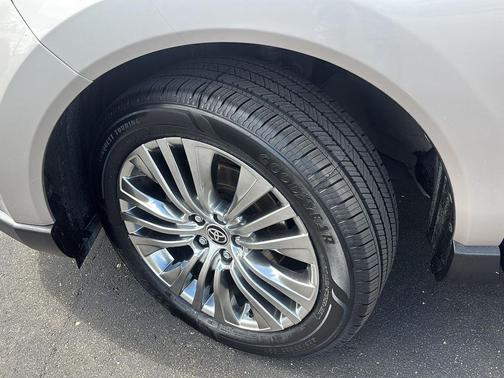 Titanium Glow 2022 Toyota Venza XLE
