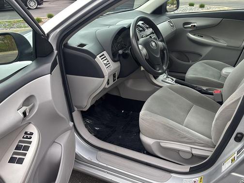 Classic Silver Metallic 2011 Toyota Corolla LE