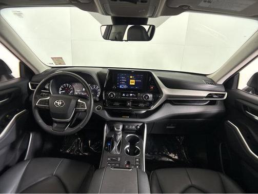 Midnight Black Metallic 2024 Toyota Highlander XLE
