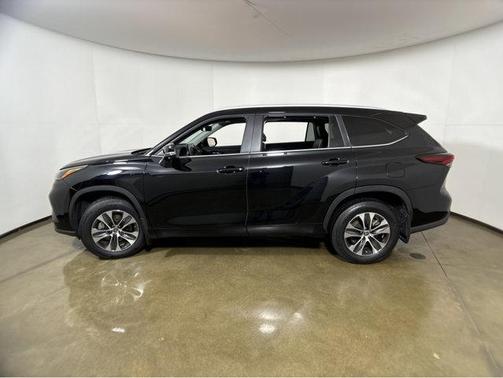 Midnight Black Metallic 2024 Toyota Highlander XLE