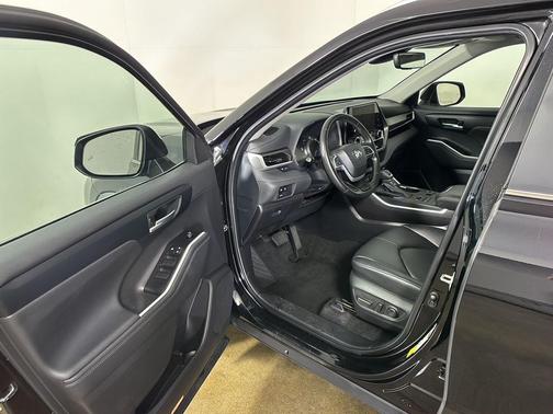 Midnight Black Metallic 2024 Toyota Highlander XLE