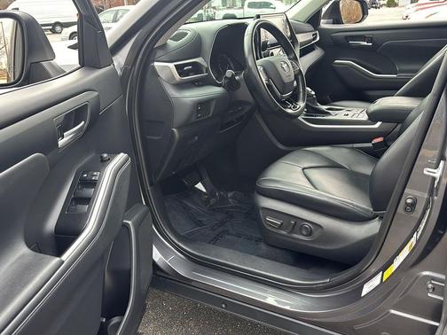 Magnetic Gray Metallic 2021 Toyota Highlander XLE