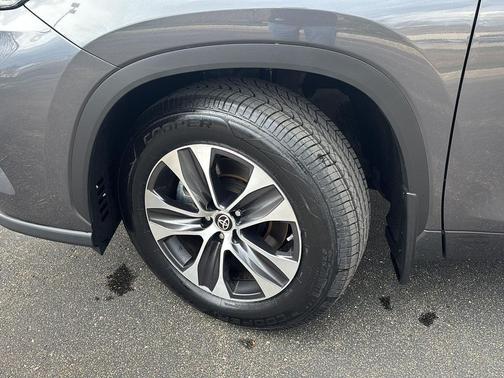 Magnetic Gray Metallic 2021 Toyota Highlander XLE