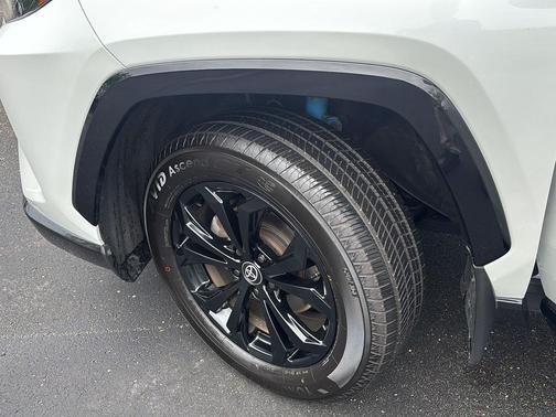 Wind Chill Pearl/Midnight Black Metallic 2024 Toyota RAV4 Hybrid SE