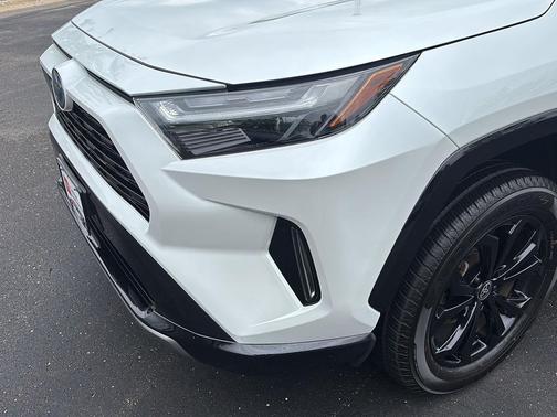 Wind Chill Pearl/Midnight Black Metallic 2024 Toyota RAV4 Hybrid SE