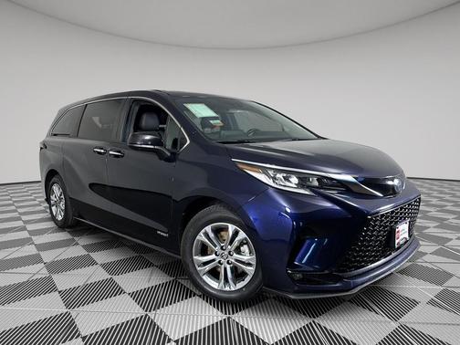 2021 Toyota Sienna XSE 7 Passenger