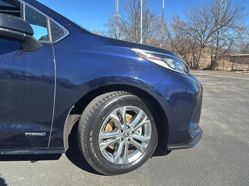 2021 Toyota Sienna XSE 7 Passenger