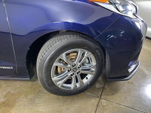 2021 Toyota Sienna XSE 7 Passenger