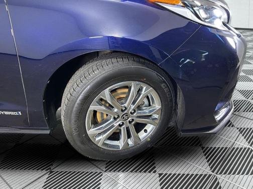 2021 Toyota Sienna XSE 7 Passenger