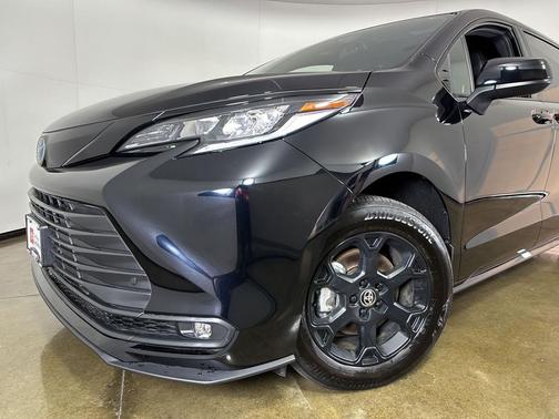 Midnight Black Metallic 2025 Toyota Sienna Woodland Edition