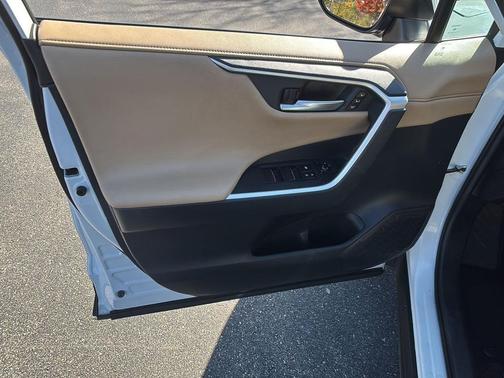 Blizzard Pearl 2020 Toyota RAV4 Hybrid Limited
