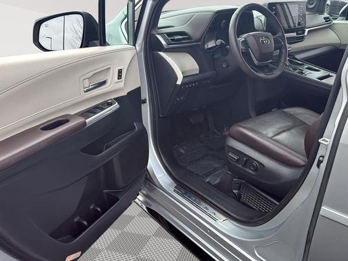 2022 Toyota Sienna Platinum