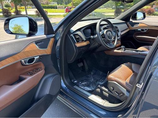 2023 Volvo XC90 Recharge Plug-In Hybrid T8 Plus Dark Theme 7-Seater