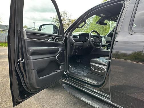 Diamond Black Crystal Pearlcoat 2024 Jeep Wagoneer L Series I 4x4