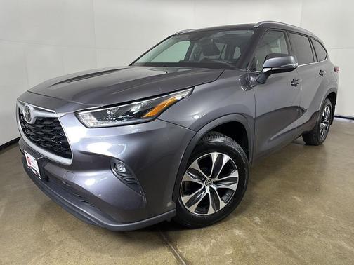 Magnetic Gray Metallic 2021 Toyota Highlander XLE