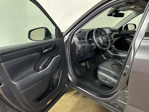 Magnetic Gray Metallic 2021 Toyota Highlander XLE