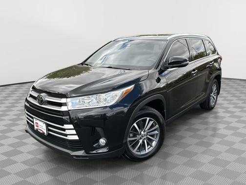 Midnight Black Metallic 2019 Toyota Highlander XLE