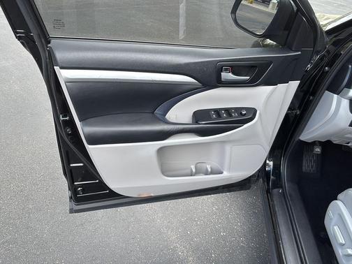 Midnight Black Metallic 2019 Toyota Highlander XLE