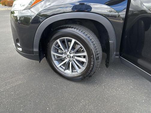 Midnight Black Metallic 2019 Toyota Highlander XLE