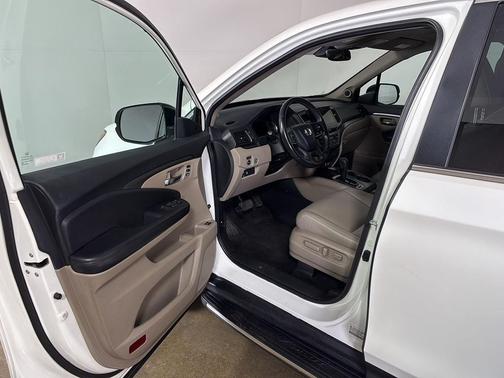 White Diamond Pearl 2019 Honda Pilot EX-L