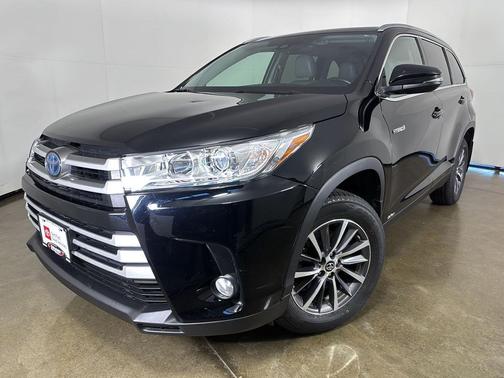 Midnight Black Metallic 2019 Toyota Highlander Hybrid XLE