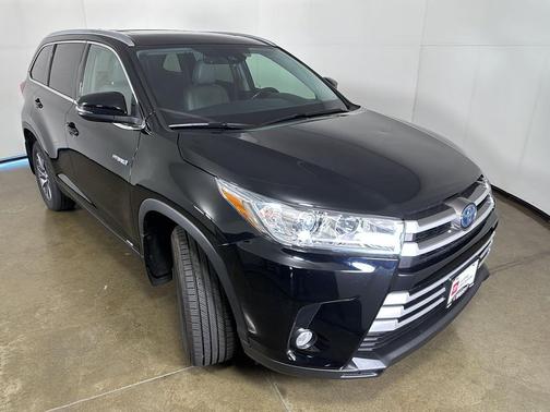 Midnight Black Metallic 2019 Toyota Highlander Hybrid XLE