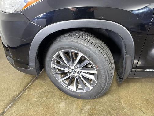 Midnight Black Metallic 2019 Toyota Highlander Hybrid XLE