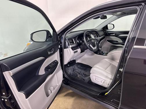 Midnight Black Metallic 2019 Toyota Highlander Hybrid XLE