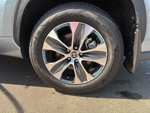 Moon Dust 2024 Toyota Highlander XLE
