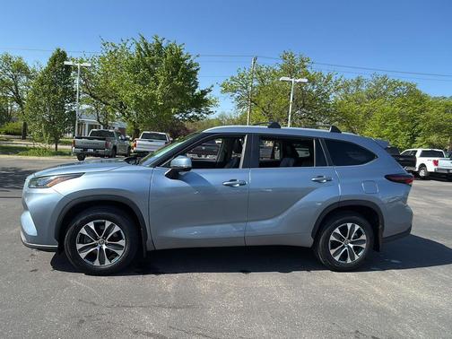 Moon Dust 2024 Toyota Highlander XLE