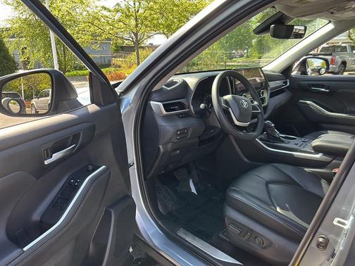 Moon Dust 2024 Toyota Highlander XLE