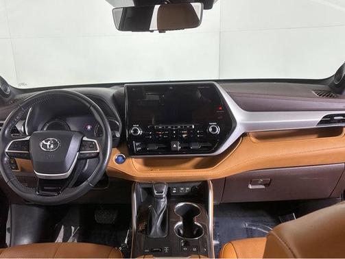 2022 Toyota Highlander Hybrid Platinum