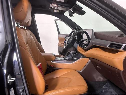 2022 Toyota Highlander Hybrid Platinum