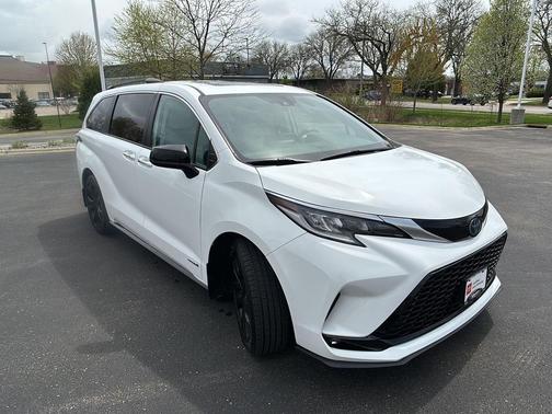 Super White 2021 Toyota Sienna XSE 7 Passenger