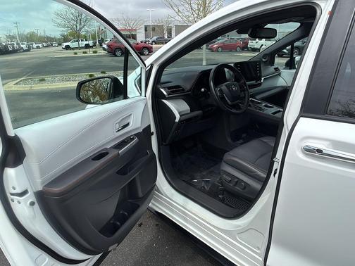 Super White 2021 Toyota Sienna XSE 7 Passenger