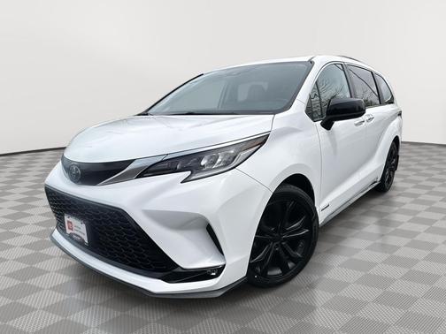 Super White 2021 Toyota Sienna XSE 7 Passenger