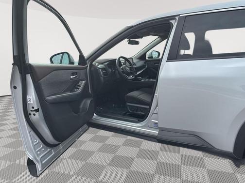 Brilliant Silver Metallic 2023 Nissan Rogue SV
