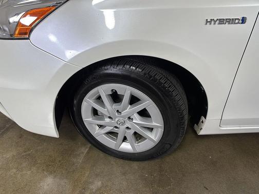 Blizzard Pearl 2014 Toyota Prius v Three
